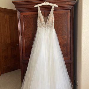Alice Watters Designer Wedding dress. Size 4 Cream colored. Worn for 5 hours.